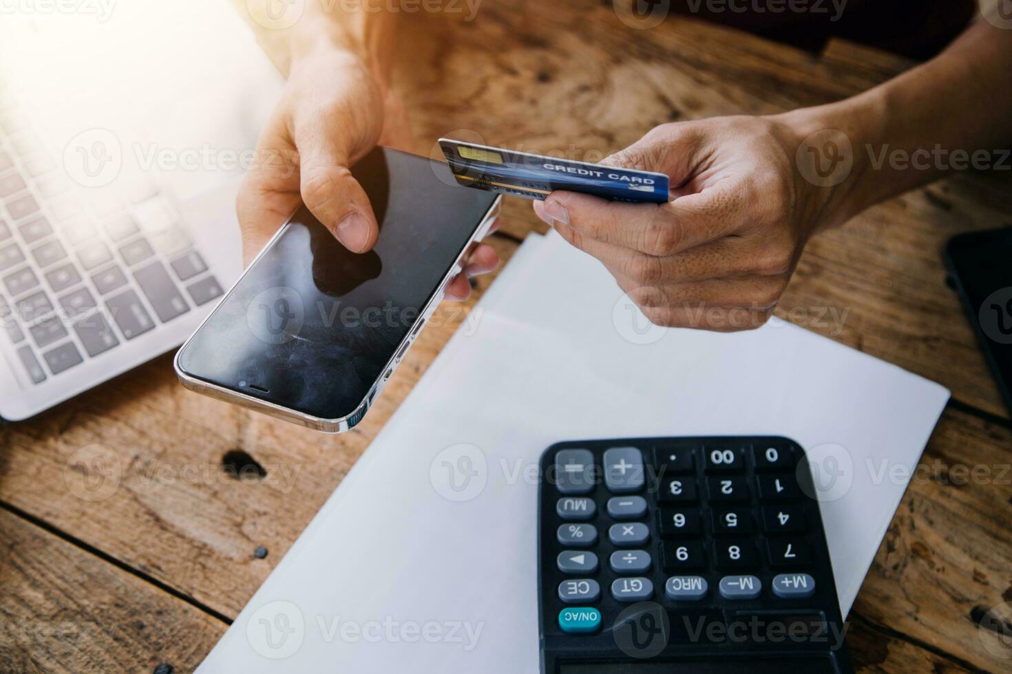 mujer de negocios manos participación cradit tarjeta y utilizando crédito tarjeta en línea compras. en línea compras concepto foto