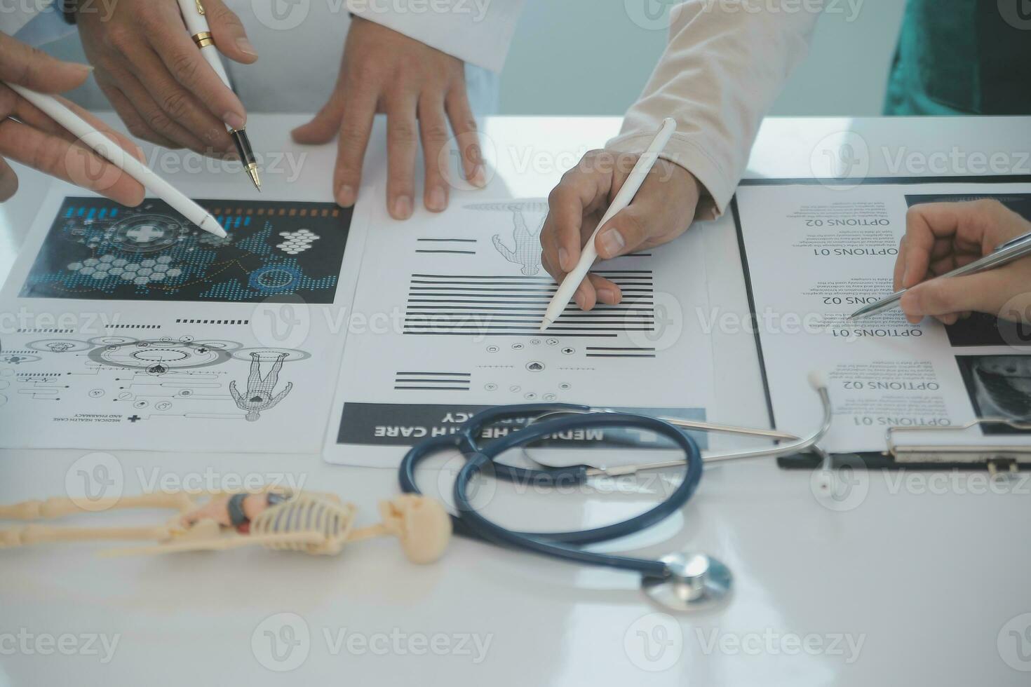 internacional equipo de profesional doctores teniendo un reunión en conferencia habitación a el moderno hospital. cuidado de la salud y médico desarrollo concepto. foto