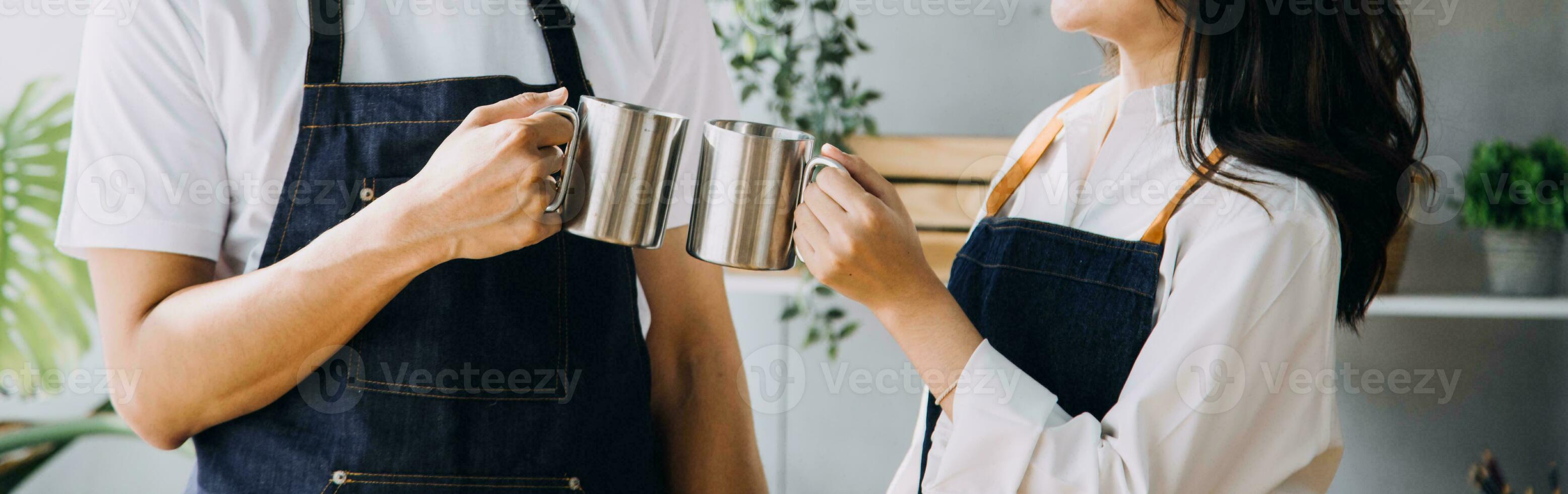 contento joven adulto Pareja haciendo desayuno y Bebiendo café juntos en acogedor hogar cocina en Mañana a hogar. preparando comida y sonriente. estilo de vida, ocio y amor concepto. foto