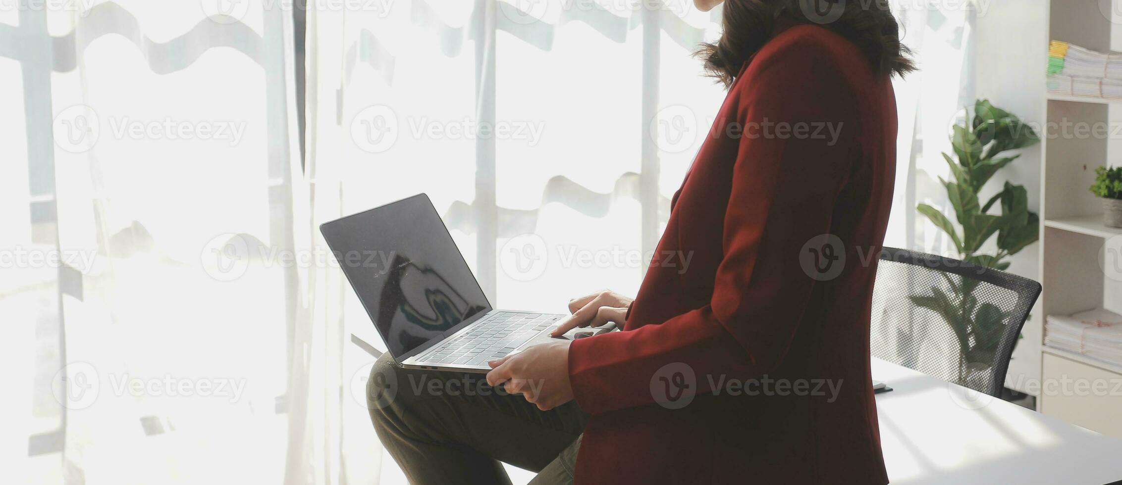 Financial Business woman analyze the graph of the company's performance to create profits and growth, Market research reports and income statistics, data,repotr,Financial and Accounting concept. photo