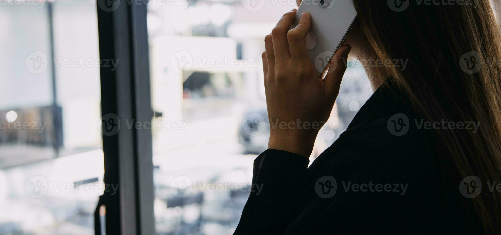 mujer de negocios asiática que usa una computadora portátil y trabaja en la oficina con un documento de calculadora en el escritorio, planificando el análisis del informe financiero, la inversión del plan de negocios, el concepto de análisis financiero. foto