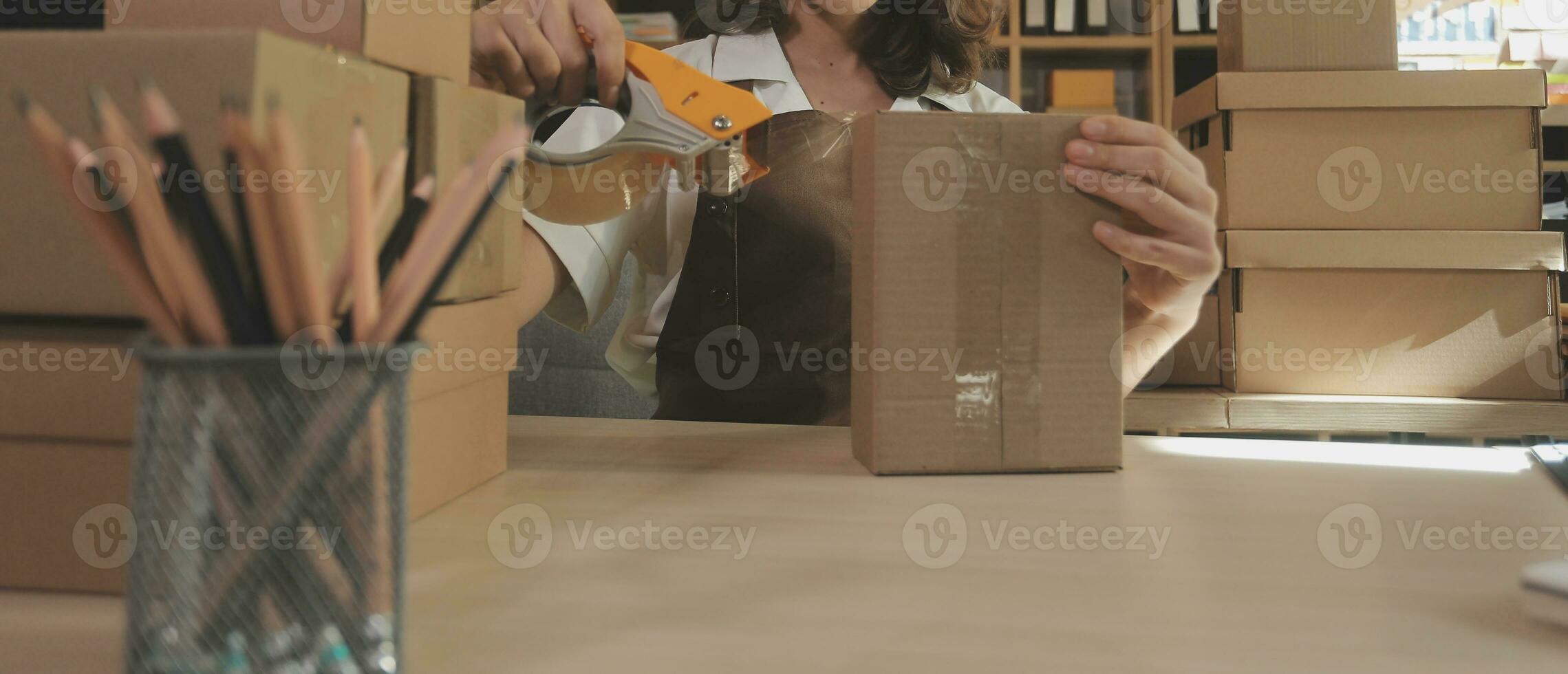 mujer de negocios puesta en marcha empresaria de pequeña empresa sme éxito. mujer independiente que trabaja en casa con entrega de paquetes en línea. concepto de entrega de pymes y embalajes foto