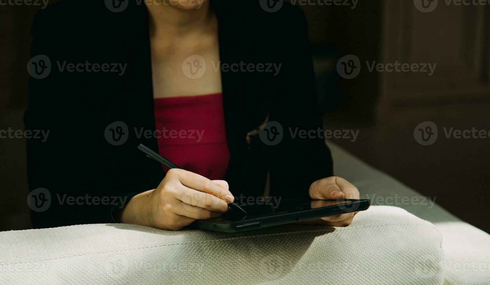 Disparo de un asiático joven negocio hembra trabajando en ordenador portátil en su puesto de trabajo. foto
