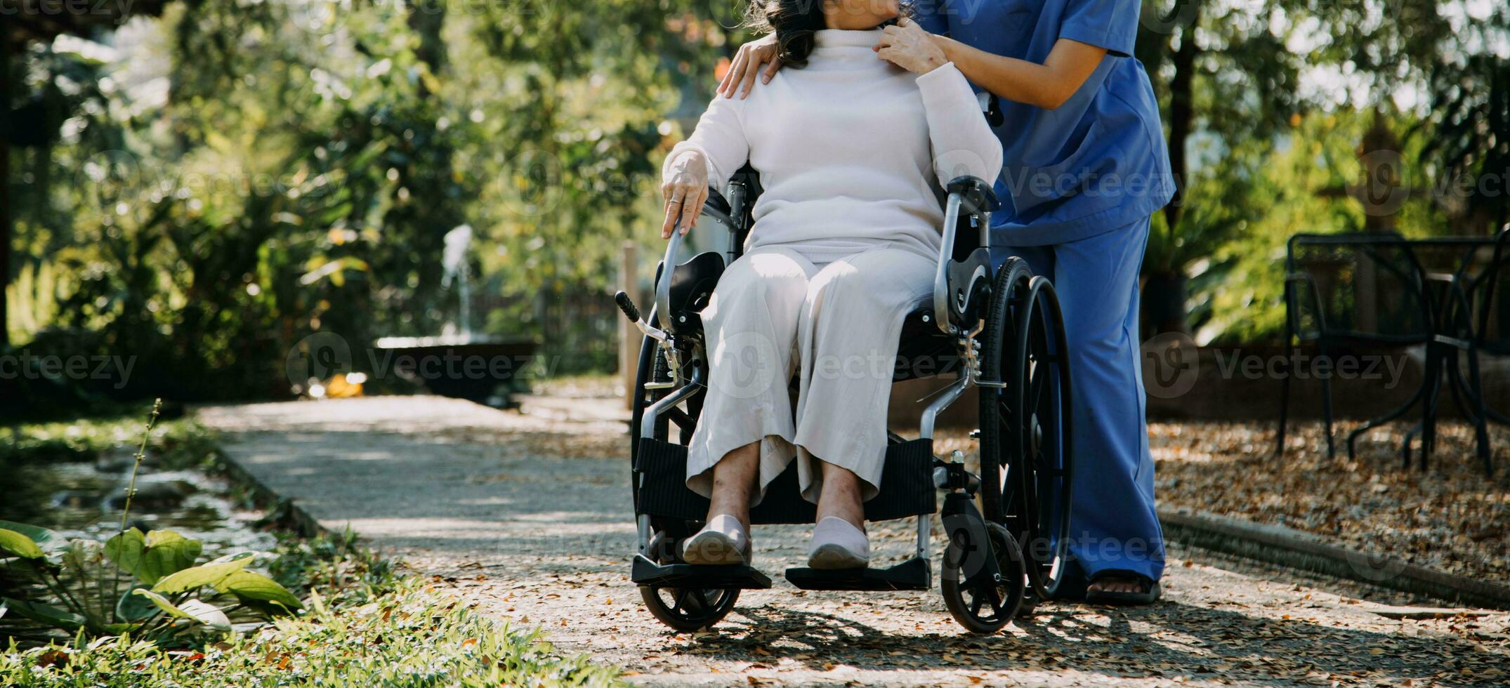 asiático joven mujer enfermero a enfermería hogar tomar cuidado discapacitado mayor hombre. cuidador médico servir físico terapia para más viejo mayor paciente a ejercicio y práctica caminando en caminante o caña a patio interior. foto