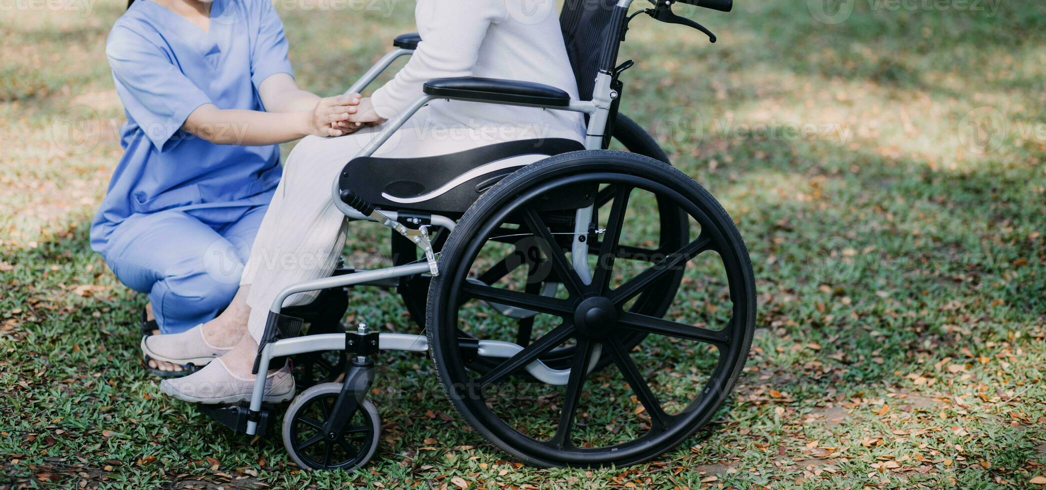 asiático joven mujer enfermero a enfermería hogar tomar cuidado discapacitado mayor hombre. cuidador médico servir físico terapia para más viejo mayor paciente a ejercicio y práctica caminando en caminante o caña a patio interior. foto