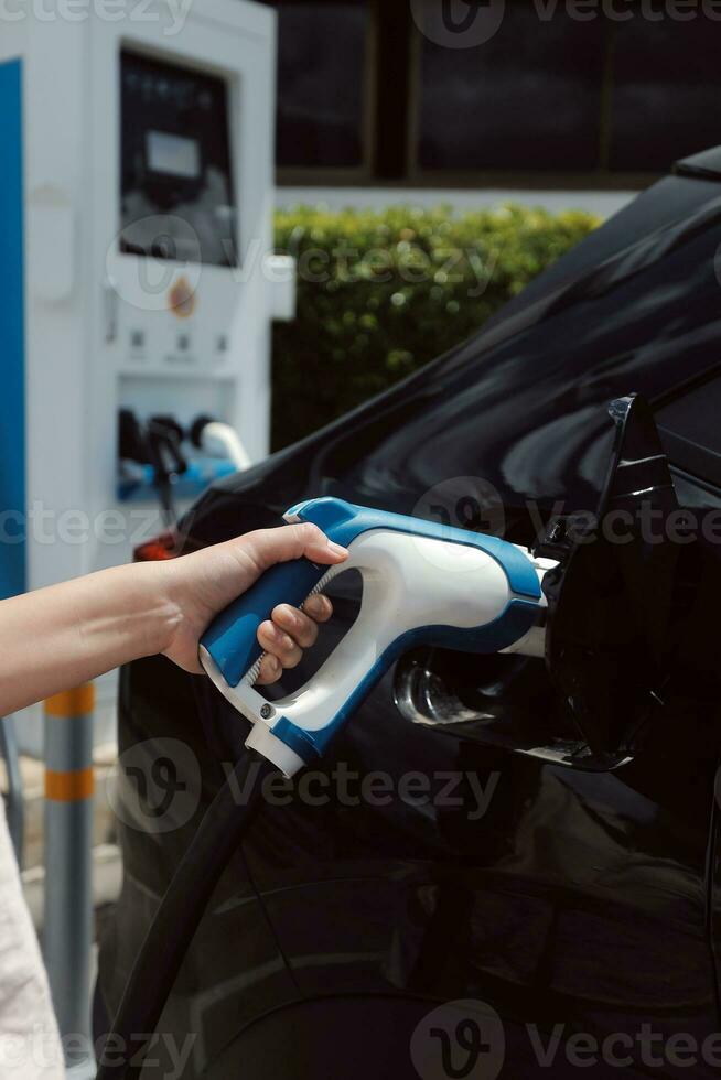 ev cargando estación para eléctrico coche en concepto de verde energía y eco poder producido desde sostenible fuente a suministro a cargador estación en orden a reducir co2 emisión . foto