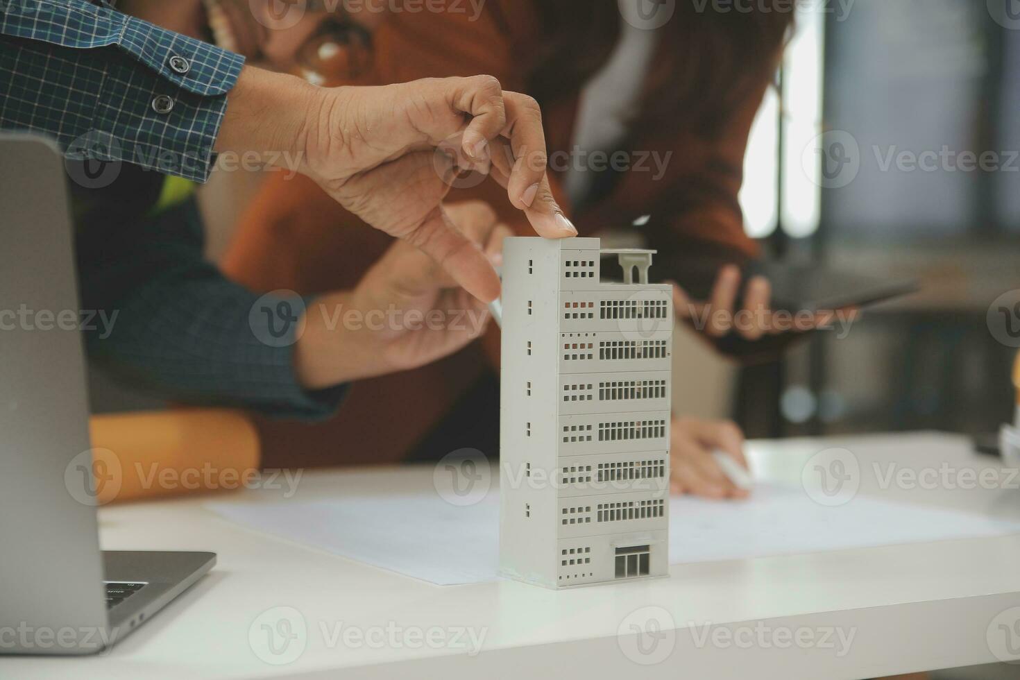 reunión de trabajo en equipo de ingenieros, trabajo de dibujo en la reunión de planos para el trabajo del proyecto con un socio en la construcción de modelos y herramientas de ingeniería en el concepto de sitio de trabajo, construcción y estructura. foto