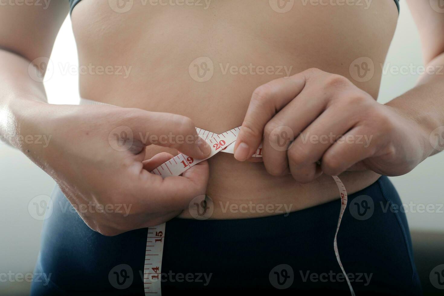 mujer cuerpo grasa barriga. obeso mujer mano participación excesivo barriga gordo. dieta estilo de vida concepto a reducir barriga y forma arriba sano estómago músculo. foto