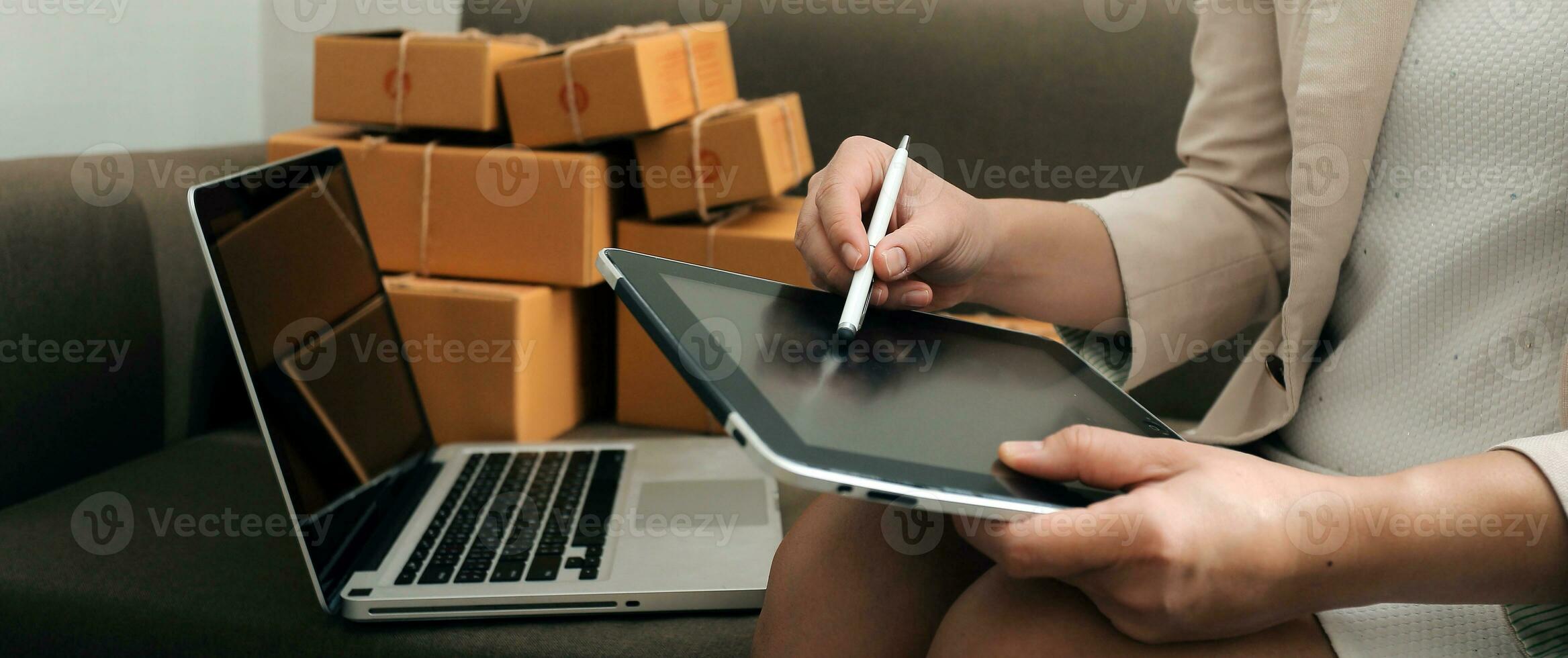 Business woman start up small business entrepreneur SME success .freelance woman working at home with Online Parcel delivery. SME and packaging deliveryconcept photo