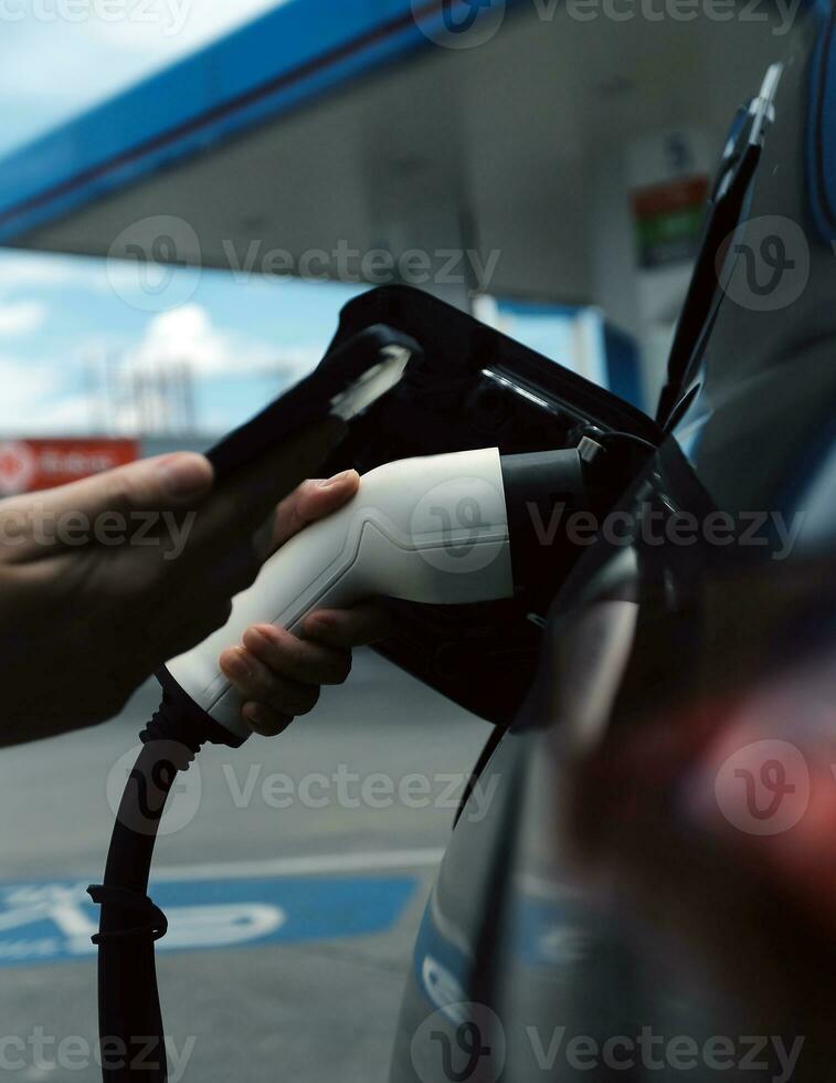 ev cargando estación para eléctrico coche en concepto de verde energía y eco poder producido desde sostenible fuente a suministro a cargador estación en orden a reducir co2 emisión . foto