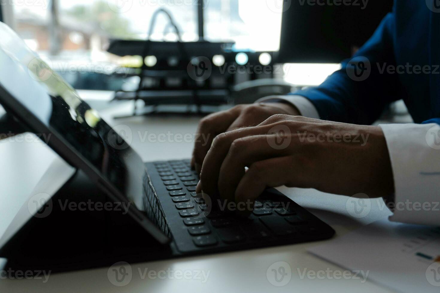 empresario empresario asiático y mujer de negocios discutiendo un nuevo proyecto de negocios en tableta en una reunión moderna en una oficina moderna, concepto casual de negocios asiáticos. foto