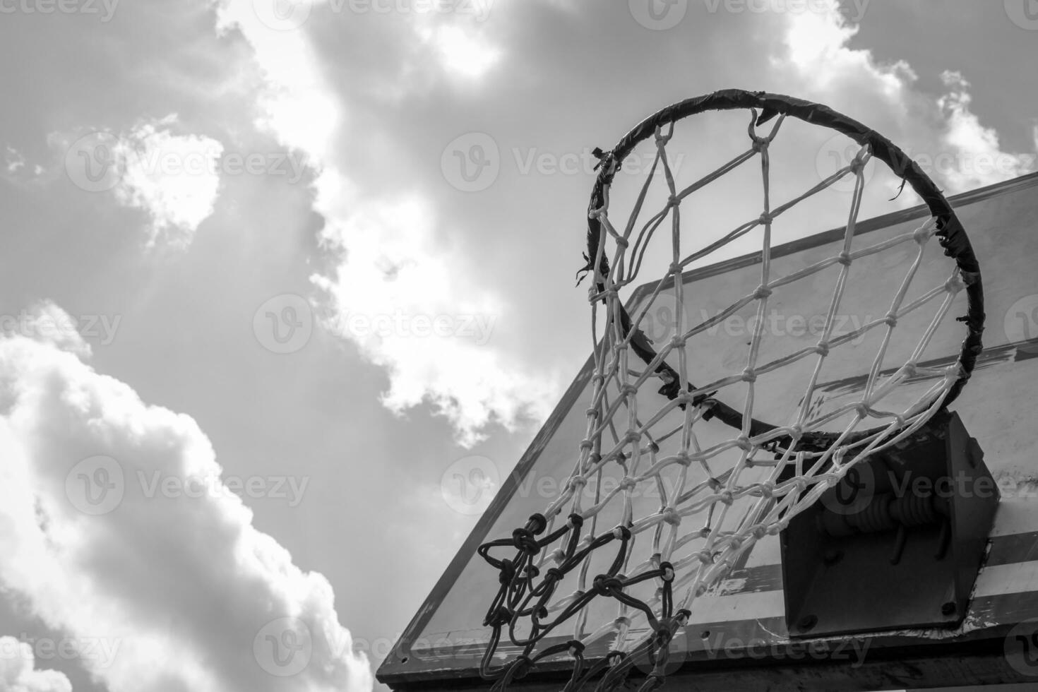 aro de baloncesto en cielo azul foto