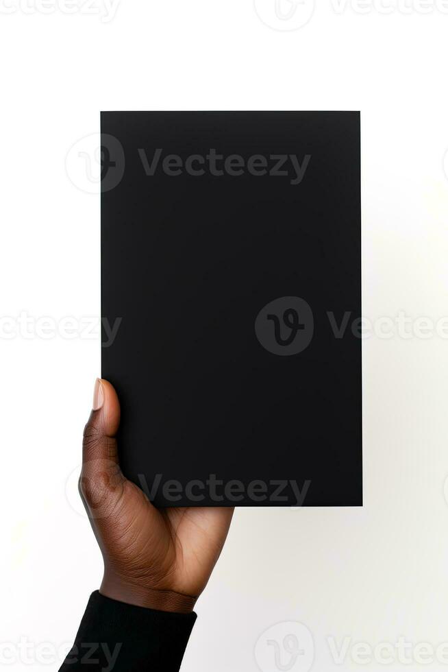 un humano mano participación un blanco sábana de negro papel o tarjeta aislado en blanco antecedentes. ai generado foto