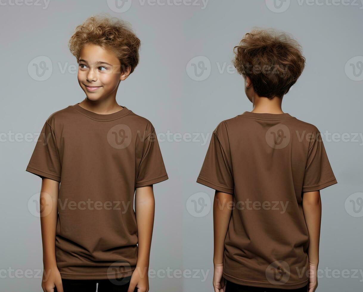 frente y espalda puntos de vista de un pequeño chico vistiendo un marrón camiseta. ai generado foto