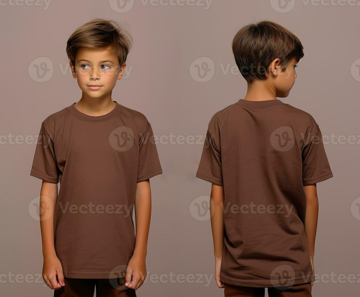 frente y espalda puntos de vista de un pequeño chico vistiendo un marrón camiseta. ai generado foto