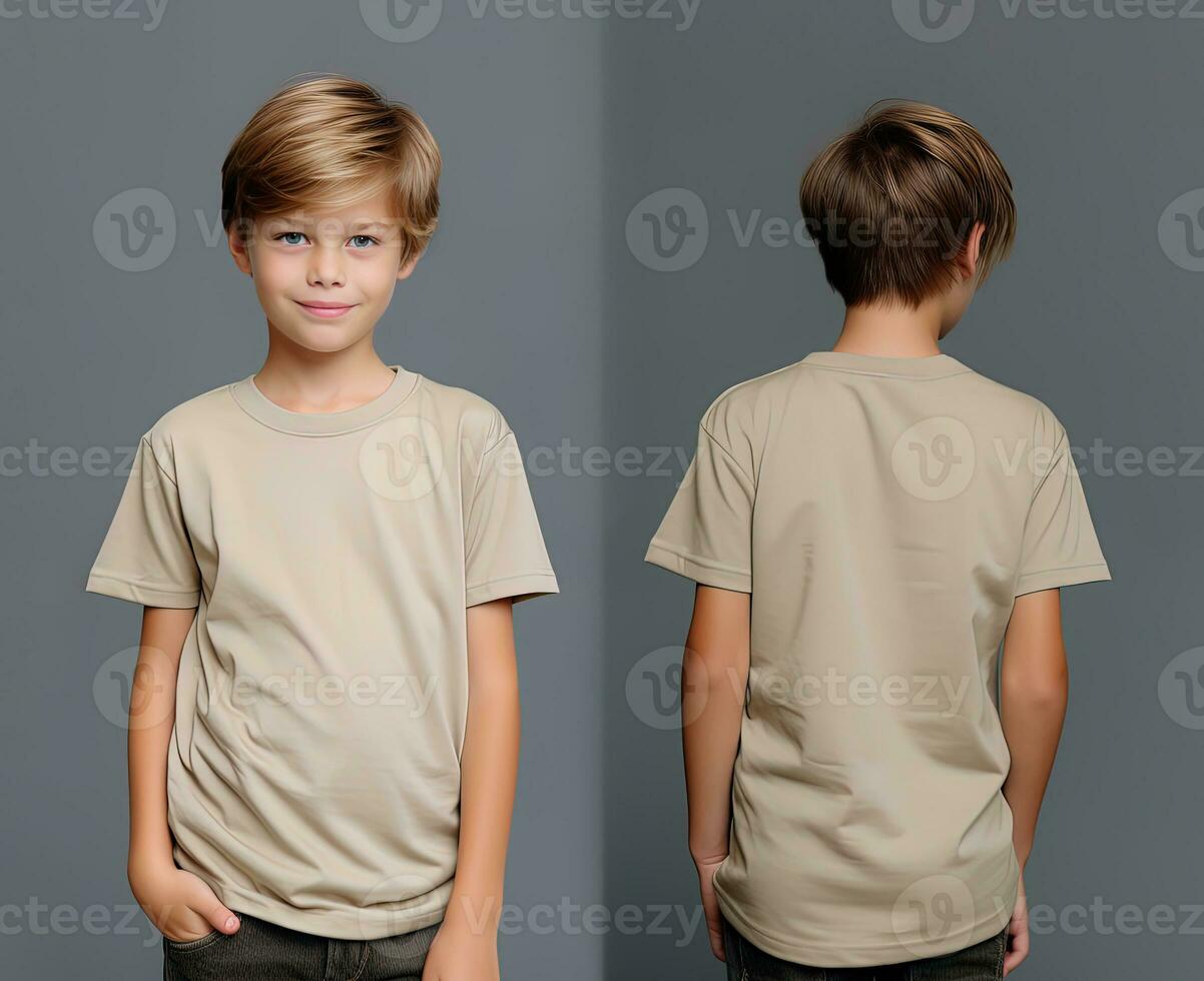 frente y espalda puntos de vista de un pequeño chico vistiendo un beige camiseta. ai generado foto