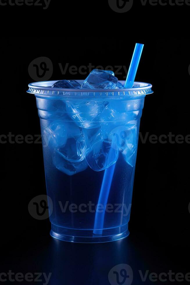 azul bebida en un el plastico taza aislado en un negro antecedentes. tomar lejos bebidas concepto. ai generado foto