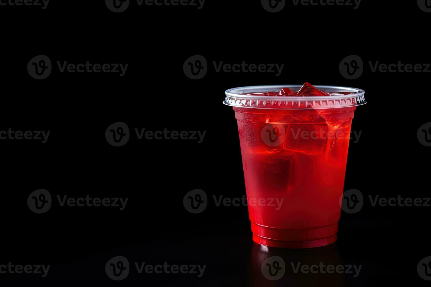 rojo bebida en un el plastico taza aislado en un negro antecedentes. tomar lejos bebidas concepto con Copiar espacio. ai generado foto