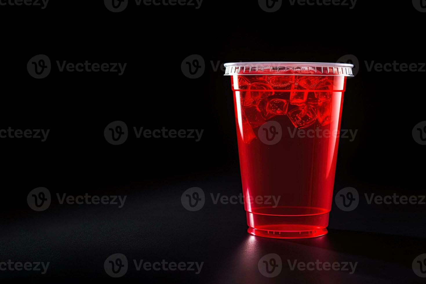 rojo bebida en un el plastico taza aislado en un negro antecedentes. tomar lejos bebidas concepto con Copiar espacio. ai generado foto