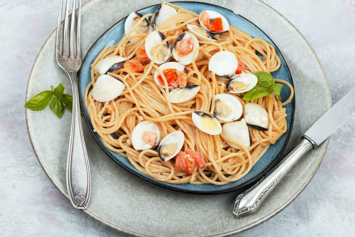 Spaghetti pasta with clams photo