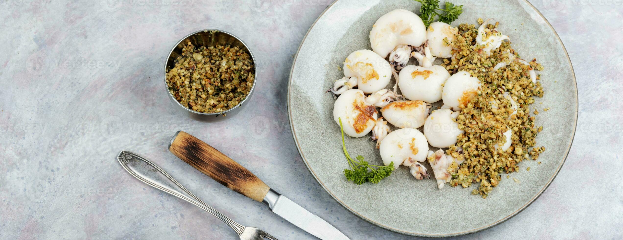 horneado calamares con nueces, espacio para texto. foto