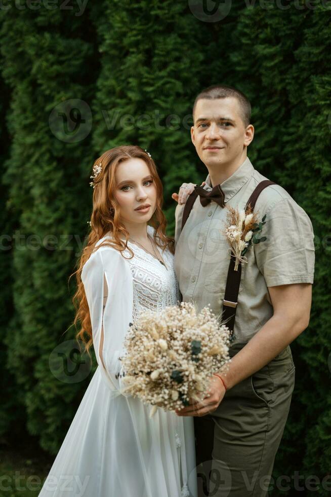 Boda caminar de el novia y novio en un conífero foto