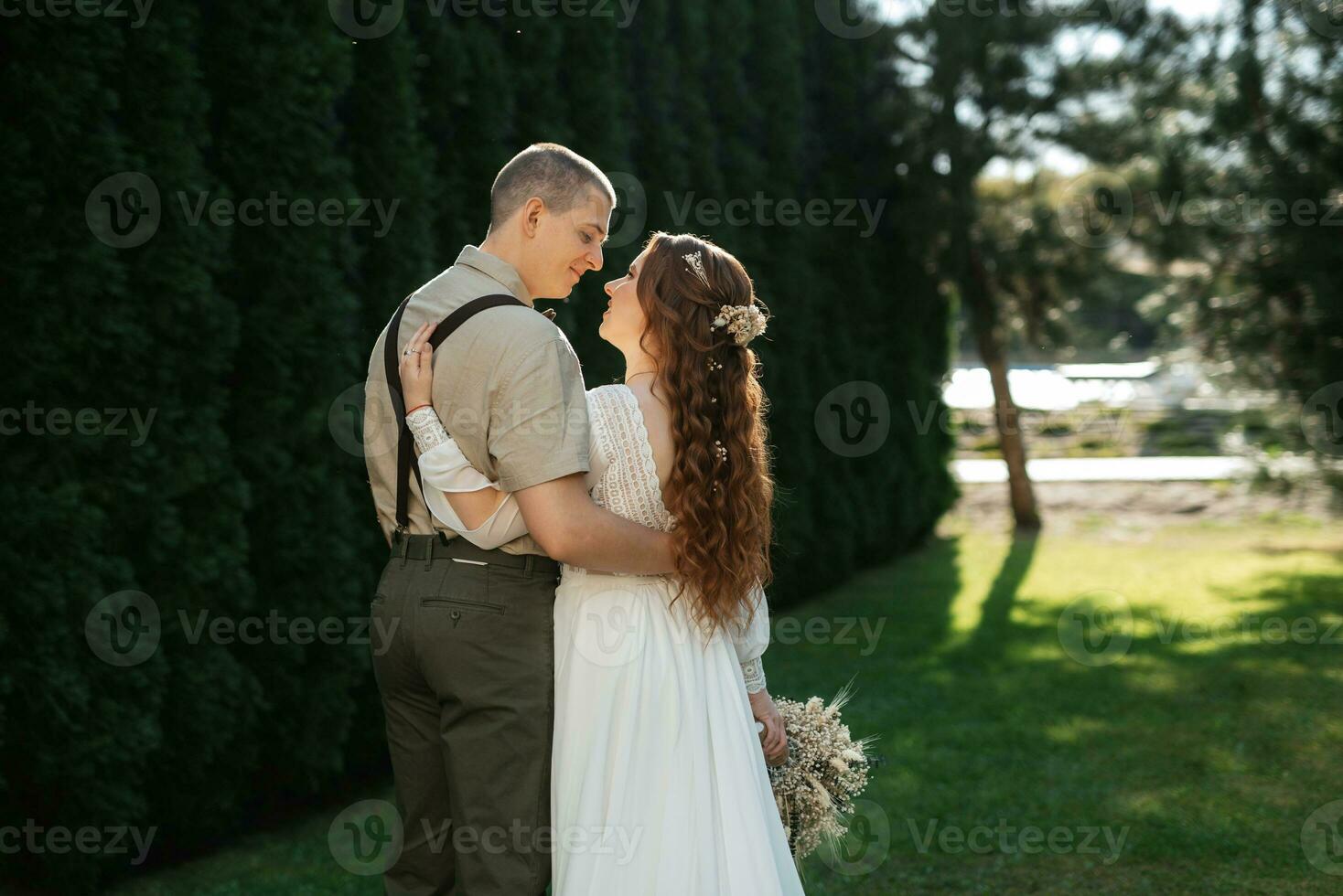 Boda caminar de el novia y novio en un conífero foto