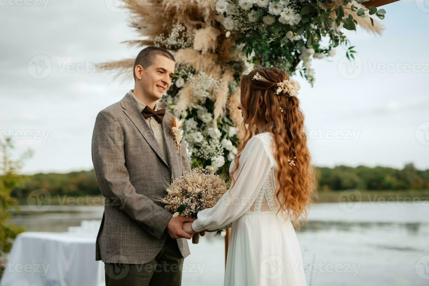 Boda ceremonia de el recién casados en un país cabaña foto