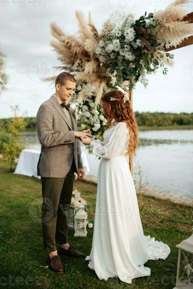 Boda ceremonia de el recién casados en un país cabaña foto