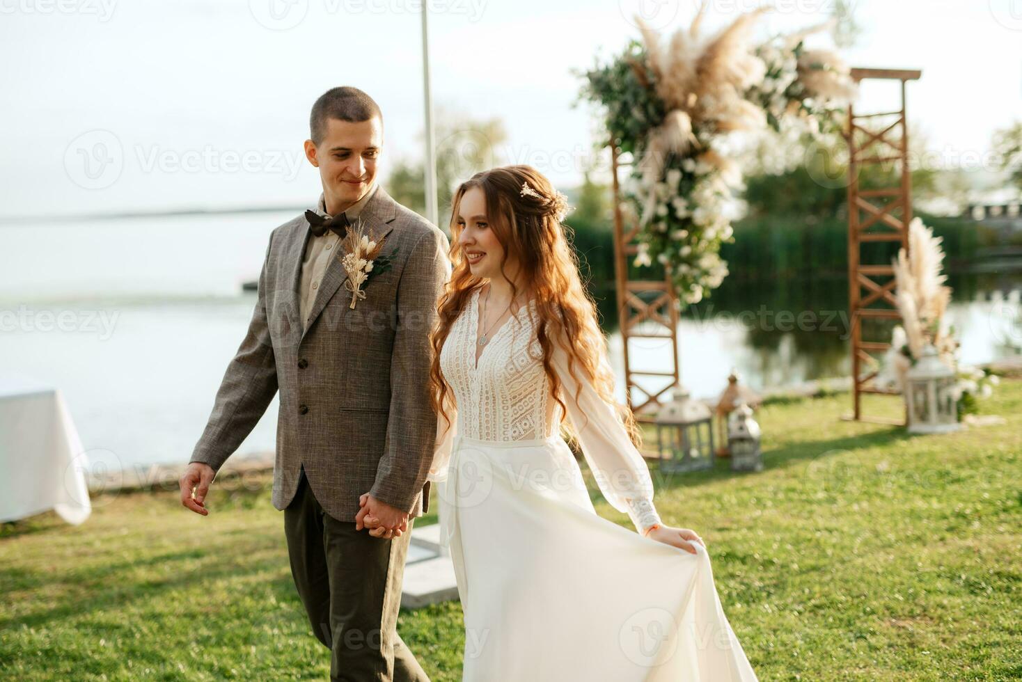 Boda ceremonia de el recién casados en un país cabaña foto