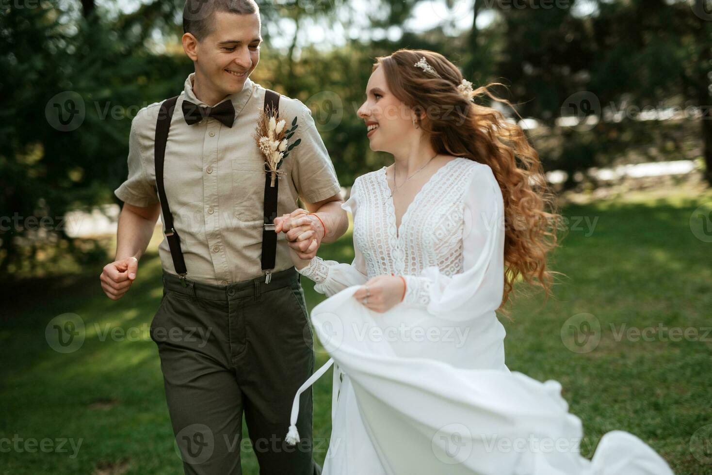 Boda caminar de el novia y novio en un conífero foto