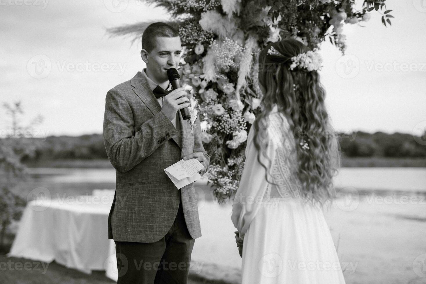 Boda ceremonia de el recién casados en un país cabaña foto