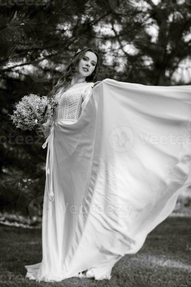 Pelirrojo niña novia con un Boda ramo de flores foto
