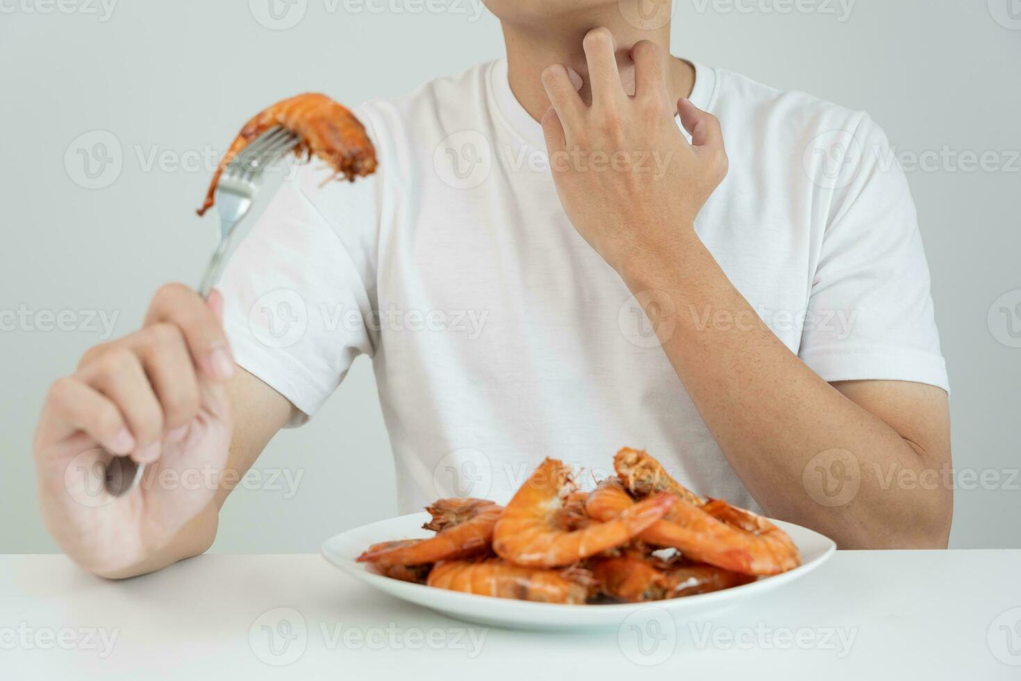 food allergies, men have reactions itching and redness after eating shrimp, seafood allergy, itching, rash, abdominal pain, diarrhea, chest tightness, unconsciousness, death, severe avoid allergies photo