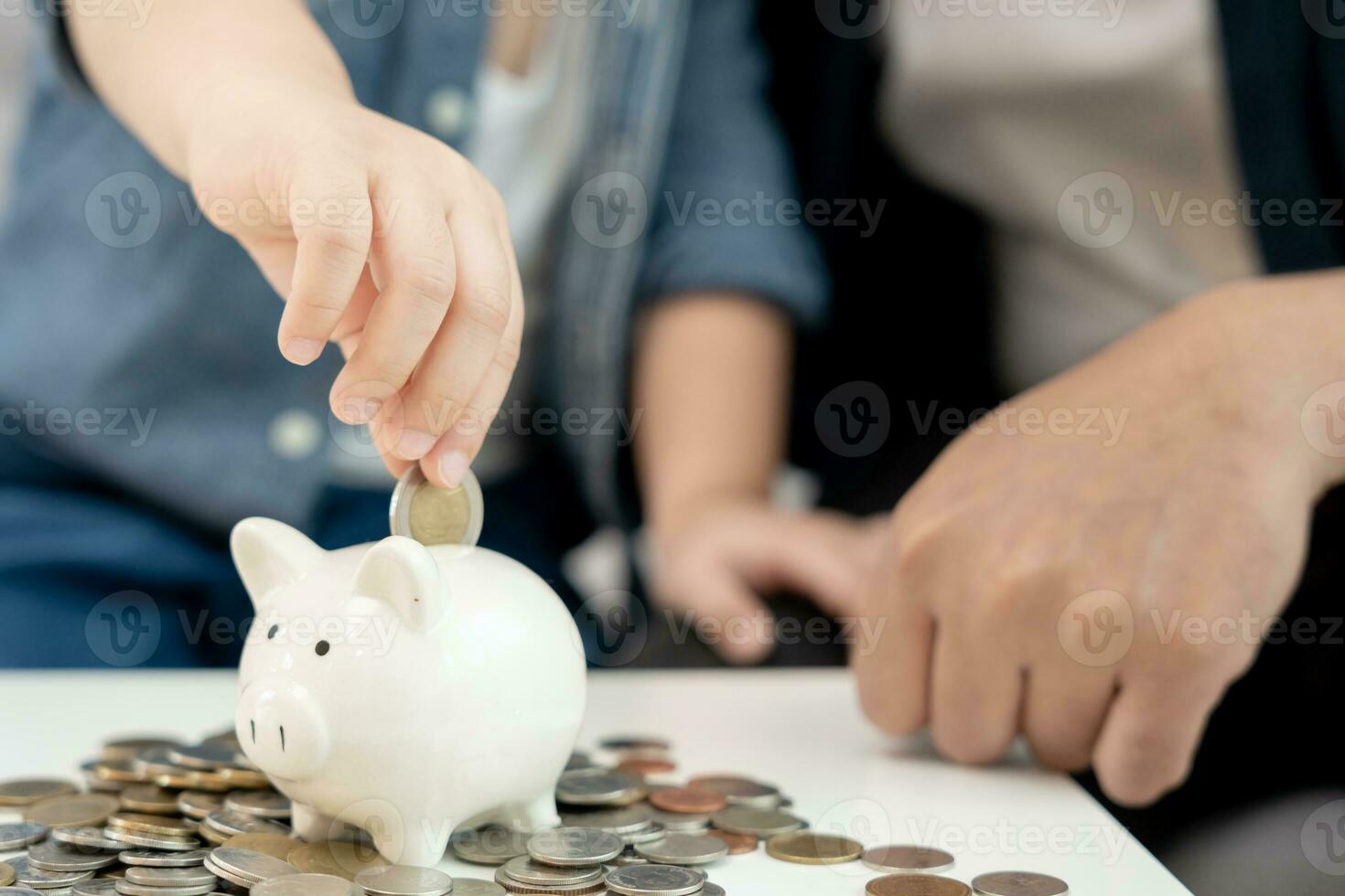 ahorrar dinero. niños poniendo monedas para ahorrar. riqueza, finanzas, seguros, inversiones, educación, futuro, planificar la vida, aprender, banca, familia, salud, salud y seguros de accidentes. foto