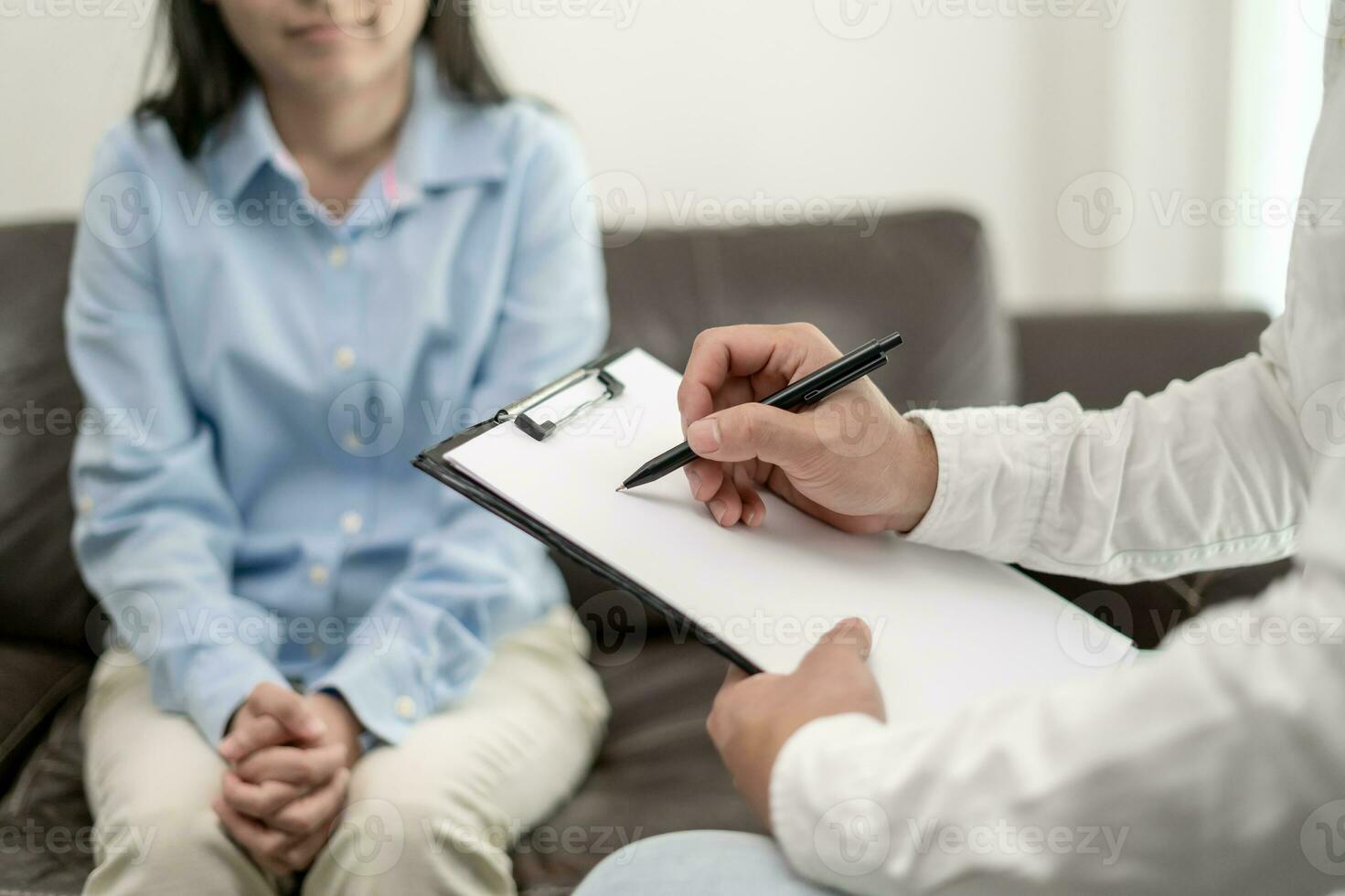 mujer con problemas de salud mental está consultando. el psiquiatra está registrando la condición del paciente para el tratamiento. aliento, problema de amor y familia, bipolar, paciente de depresión, proteger el suicidio foto