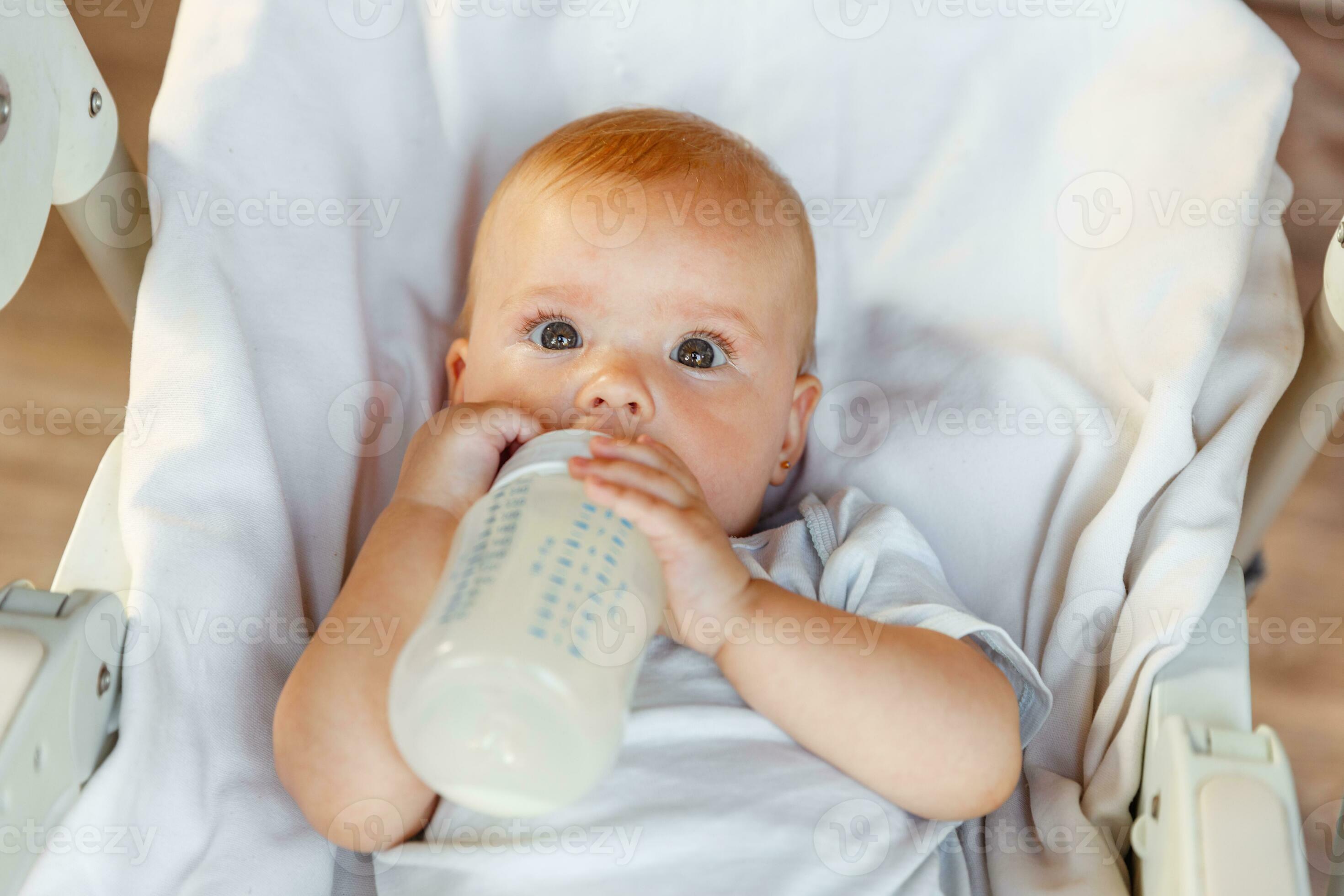 2 Años De Edad, Niña Bebe La Leche En El Suelo En Su Hogar Fotos, retratos,  imágenes y fotografía de archivo libres de derecho. Image 43021568