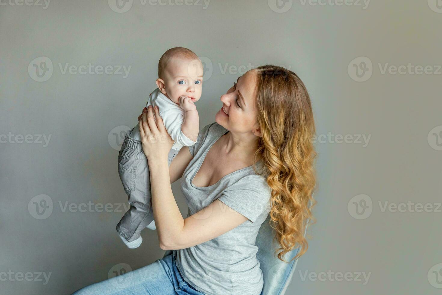 joven madre participación su recién nacido niño foto