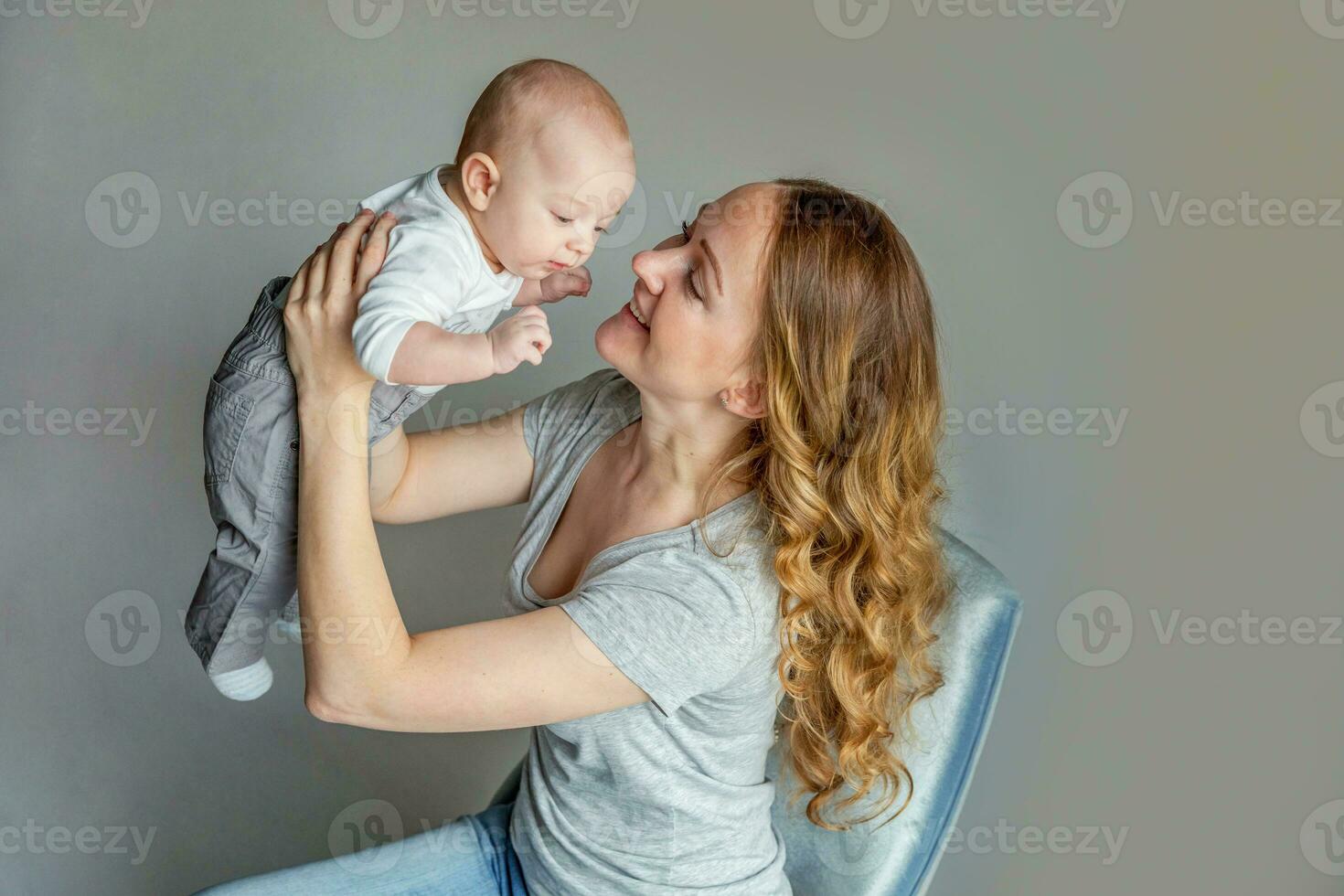 joven madre participación su recién nacido niño foto