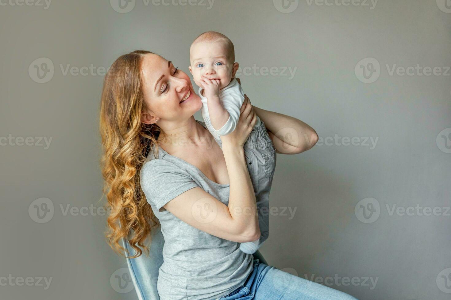 joven madre participación su recién nacido niño foto