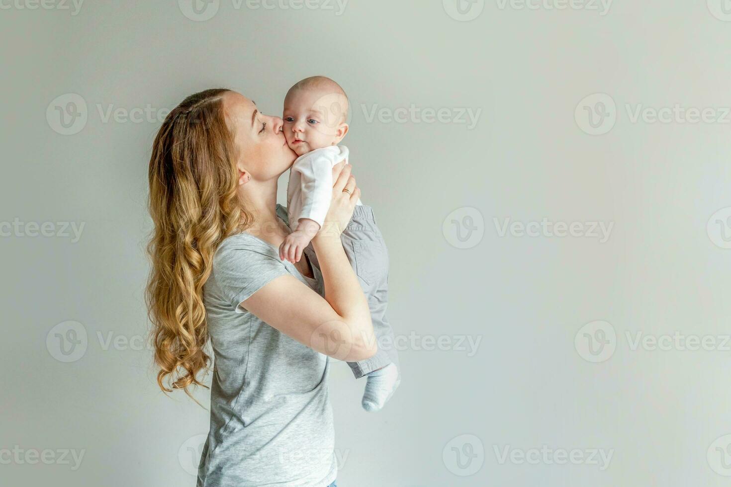 joven madre participación su recién nacido niño foto