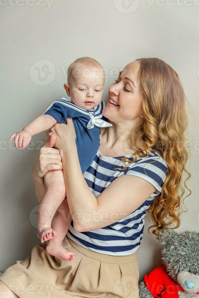 joven madre participación su recién nacido niño foto