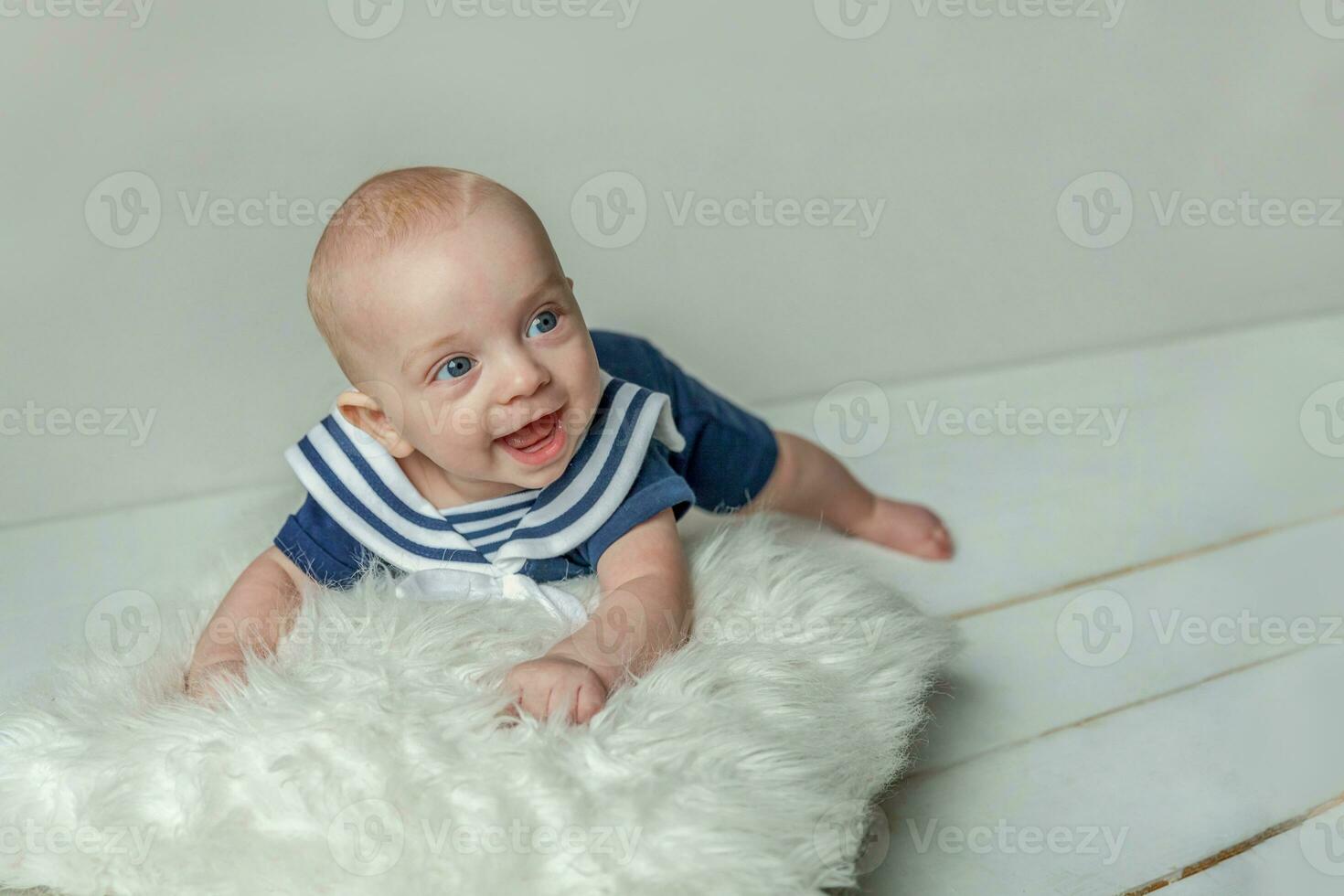 infantil bebé chico mentiras en almohada en blanco dormitorio antecedentes foto