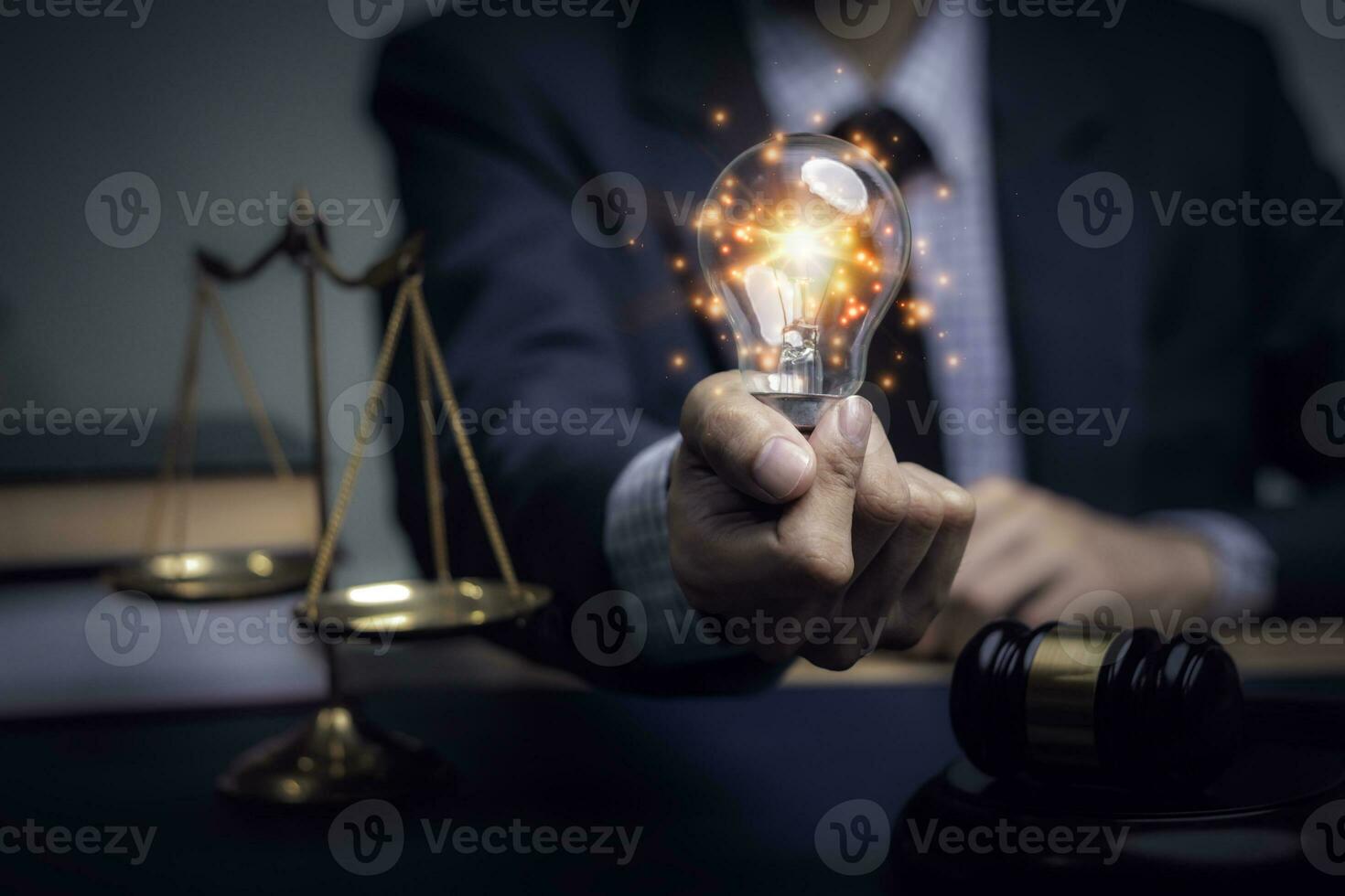 abogados de justicia con mazo de juez, empresario de traje o abogado que contrata abogados en el sistema digital. derecho legal, enjuiciamiento, asesor legal, pleito, detective, investigación, consultor legal.. foto