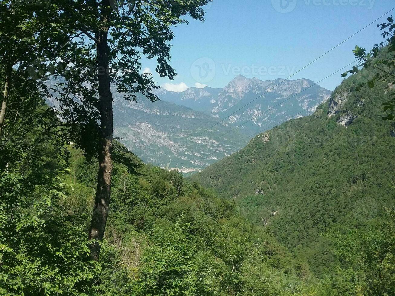 montaña paisaje con verde prados y bosques, dolomita Alpes, Italia foto