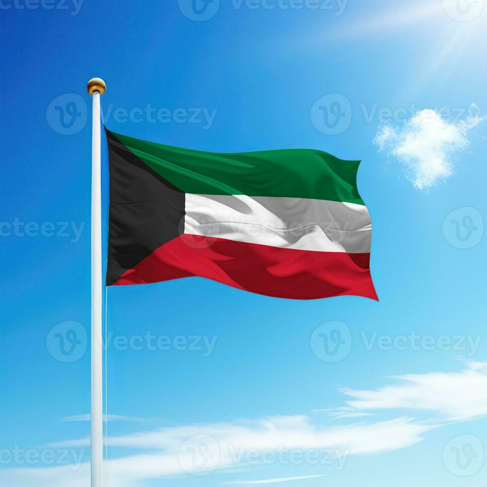 ondulación bandera de Kuwait en asta de bandera con cielo antecedentes. foto