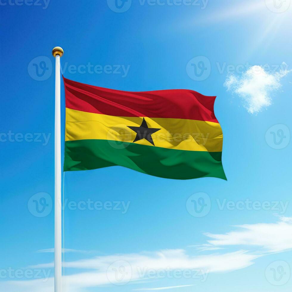 ondulación bandera de Ghana en asta de bandera con cielo antecedentes. foto