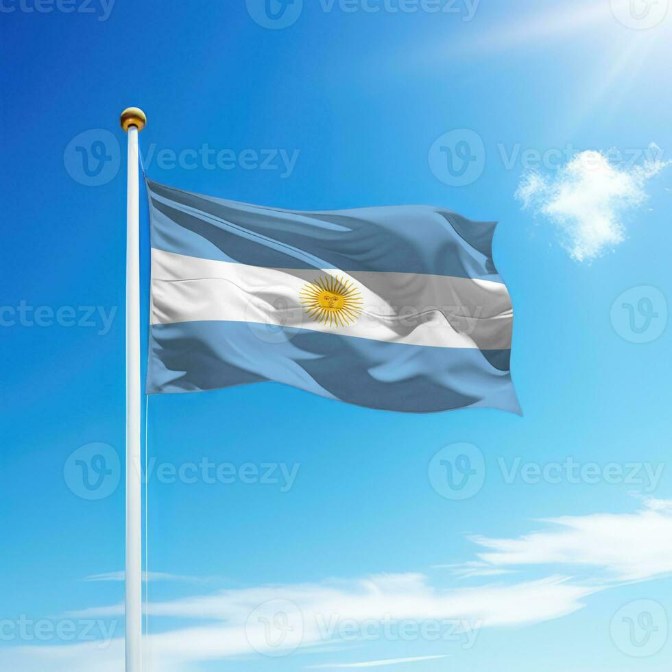 ondulación bandera de argentina en asta de bandera con cielo antecedentes. foto