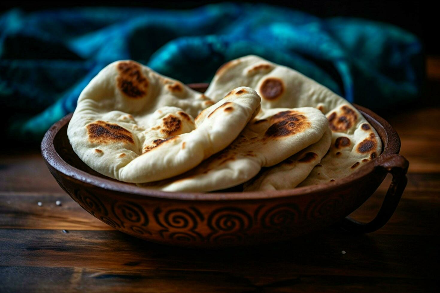 recién horneado naan un pan en rústico madera cuenco foto