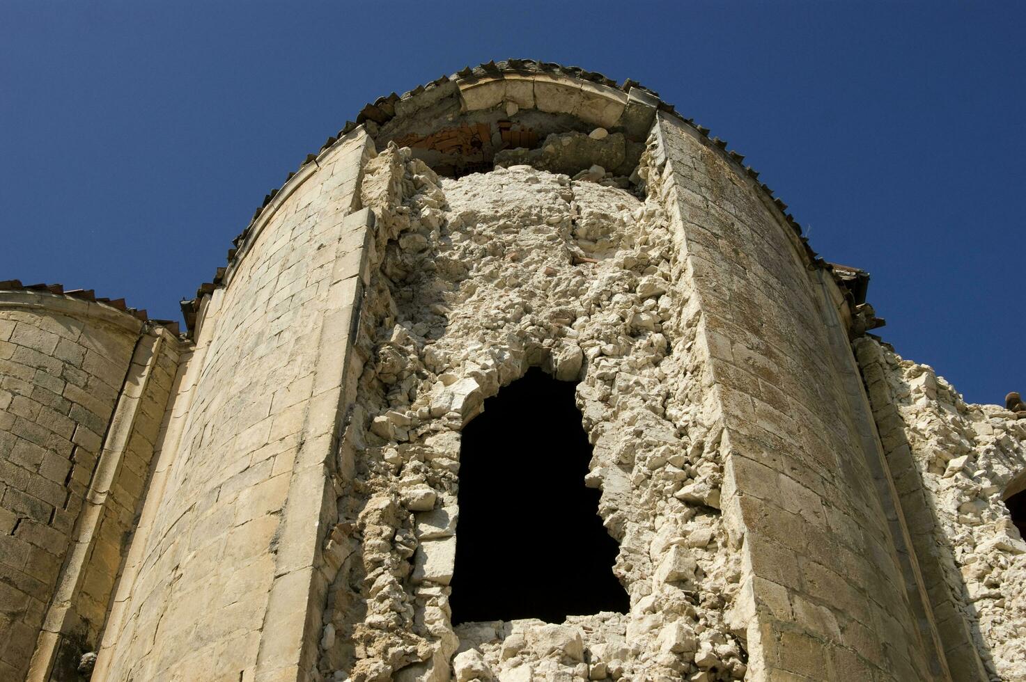 Particolari fotografici del terremoto a L'Aquila e dintorni photo